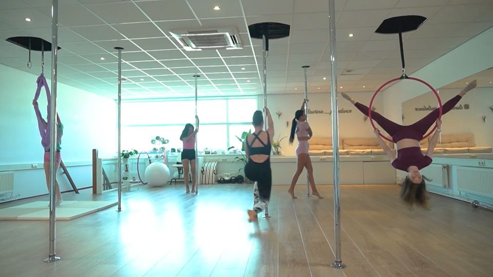 Reportagebeeld van Laurina Pole en Aerial Studio